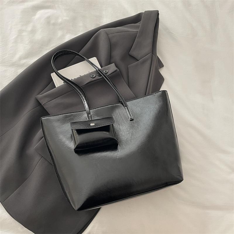 Korean Style Minimalist Fashi Tote Bag 2026 Newest Large Capacity Ins Style Commuting Shoulder bags with mini holder pendant чёрный
Korean Style Minimalist Fashi Tote Bag 2026 Newest Large Capacity Ins Style Commuting Shoulder bags with mini holder pendant чёрный