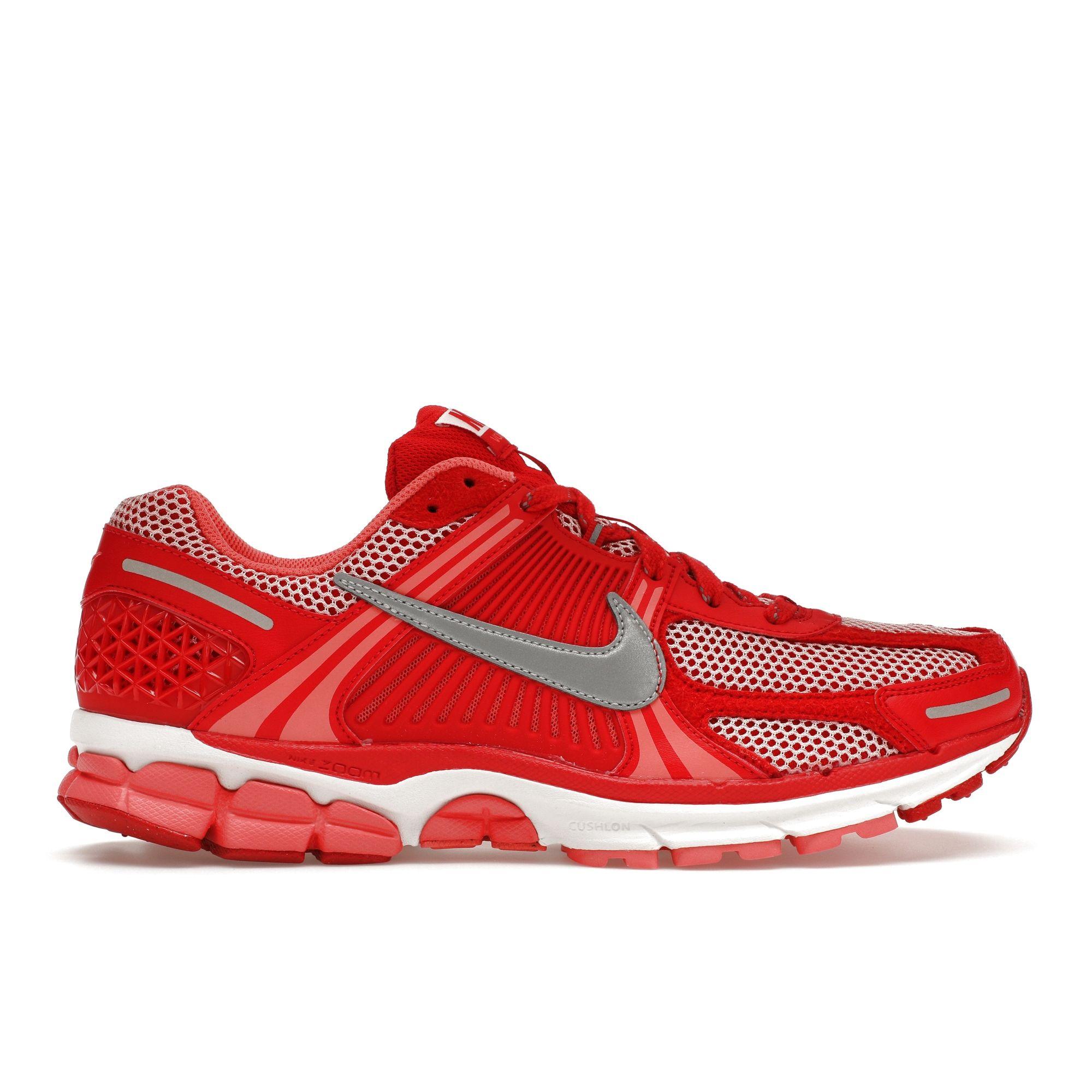 Кроссовки унисекс Nike Air Zoom Vomero 5 University красные, серебристо-металлик, коралловый Magic-Ember FN6833-657 41
Кроссовки унисекс Nike Air Zoom Vomero 5 University красные, серебристо-металлик, коралловый Magic-Ember FN6833-657 41