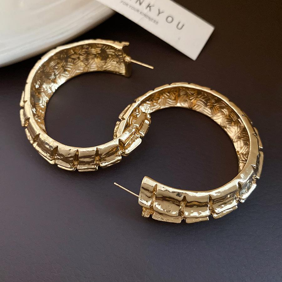 European and American silver needle pleated C-shaped stud earrings retro simple fashion exquisite earrings light luxury high-end earrings women
European and American silver needle pleated C-shaped stud earrings retro simple fashion exquisite earrings light luxury high-end earrings women