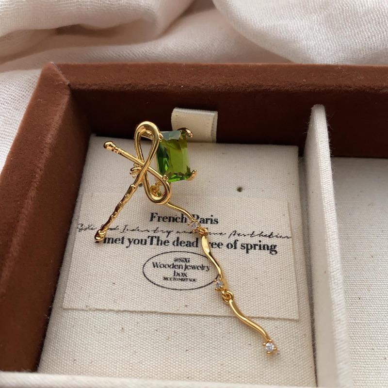 Green Haoshi Personality, A Niche Design With An Ear Clip, High-End Cold Wind, Casual And Smart, Light Luxury Earrings, Women
Green Haoshi Personality, A Niche Design With An Ear Clip, High-End Cold Wind, Casual And Smart, Light Luxury Earrings, Women