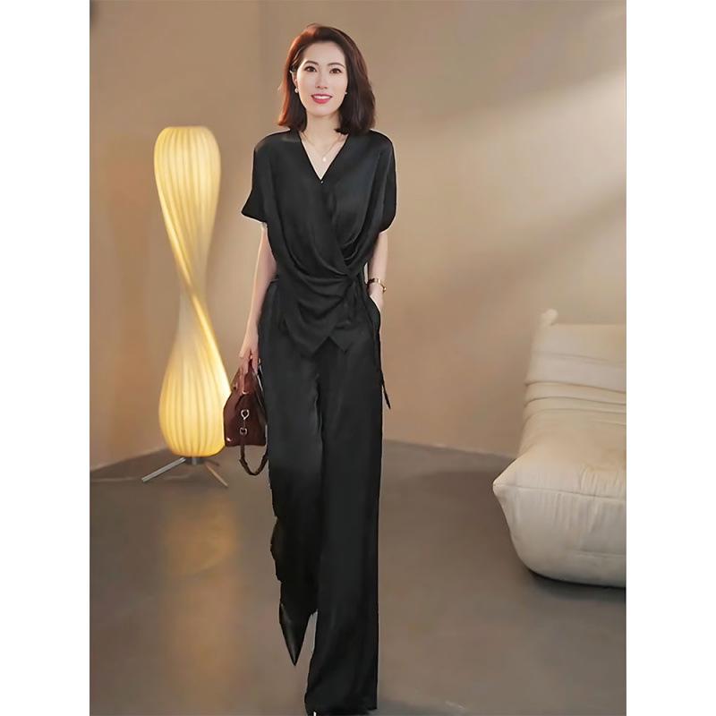 Plus Size European Style Satin V-neck Top and Wide-leg Pants Set for Women 4XL чорний
Plus Size European Style Satin V-neck Top and Wide-leg Pants Set for Women 4XL чорний