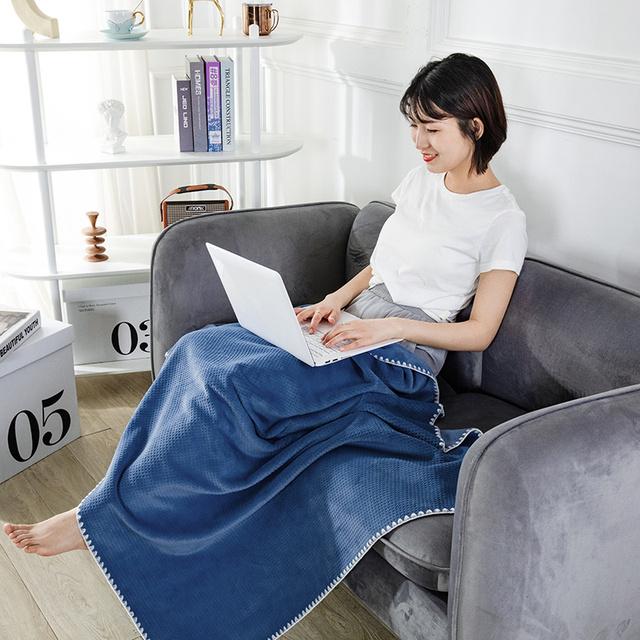 Soft Fleece Throw Blanket For Double Bed Warm Cozy Sofa Blanket Small Blanket For Kids And Adults 75x100cm темно-синього кольору
Soft Fleece Throw Blanket For Double Bed Warm Cozy Sofa Blanket Small Blanket For Kids And Adults 75x100cm темно-синього кольору