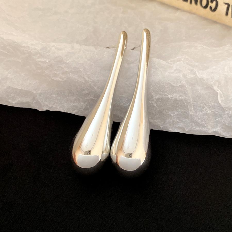 European and American silver needle smooth water drop pendant earrings simple and fashionable earrings light luxury high-end earrings design sense
European and American silver needle smooth water drop pendant earrings simple and fashionable earrings light luxury high-end earrings design sense