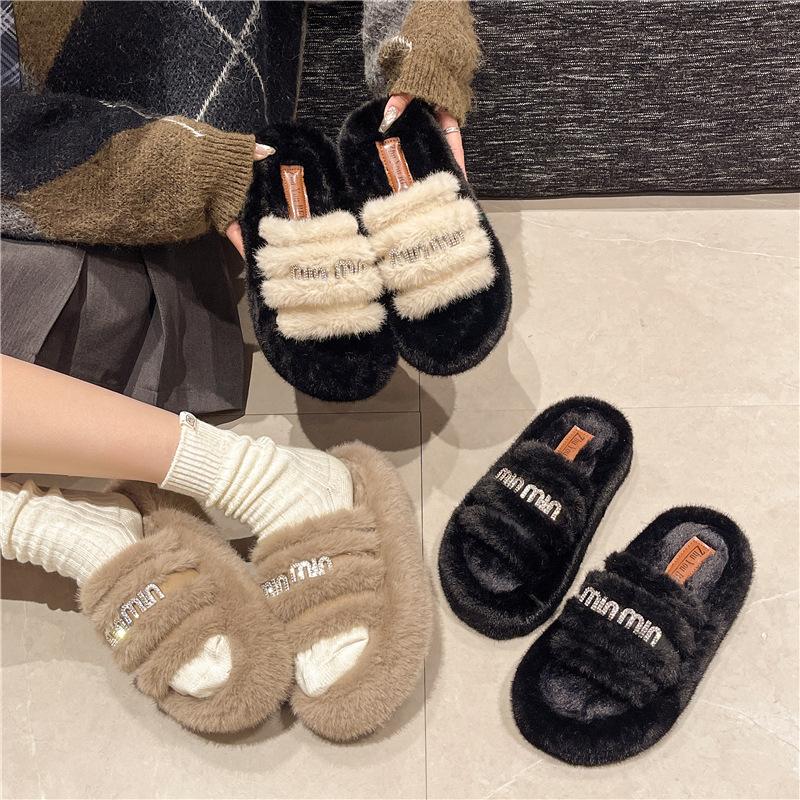 Stylish casual rhinestone slippers women s 2024 new outer wear one-word fluffy mop autumn and winter wear warm thick-bottomed cotton mop 35 чорний
Stylish casual rhinestone slippers women s 2024 new outer wear one-word fluffy mop autumn and winter wear warm thick-bottomed cotton mop 35 чорний