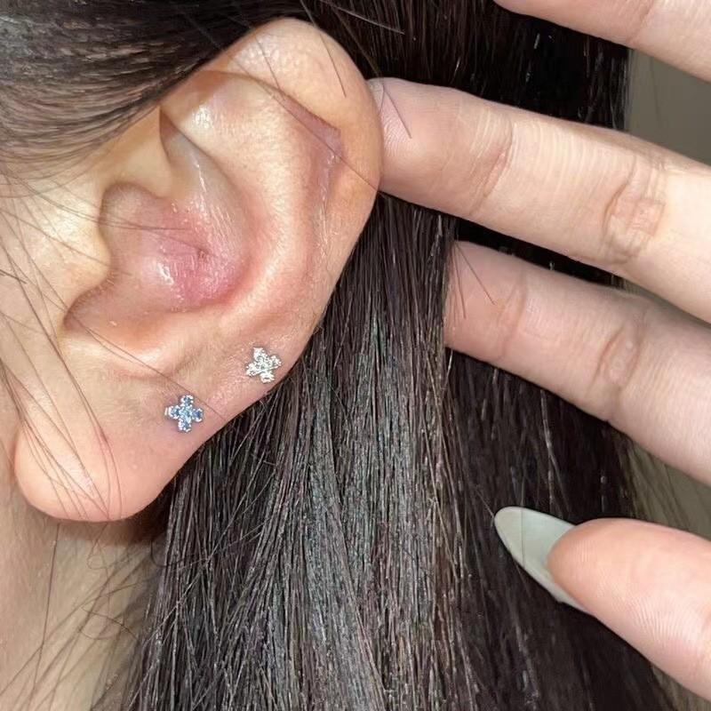 Knock mini cross earbone nails Korean versatile basic cochlear nails niche flash diamonds exquisite stacking earrings women
Knock mini cross earbone nails Korean versatile basic cochlear nails niche flash diamonds exquisite stacking earrings women