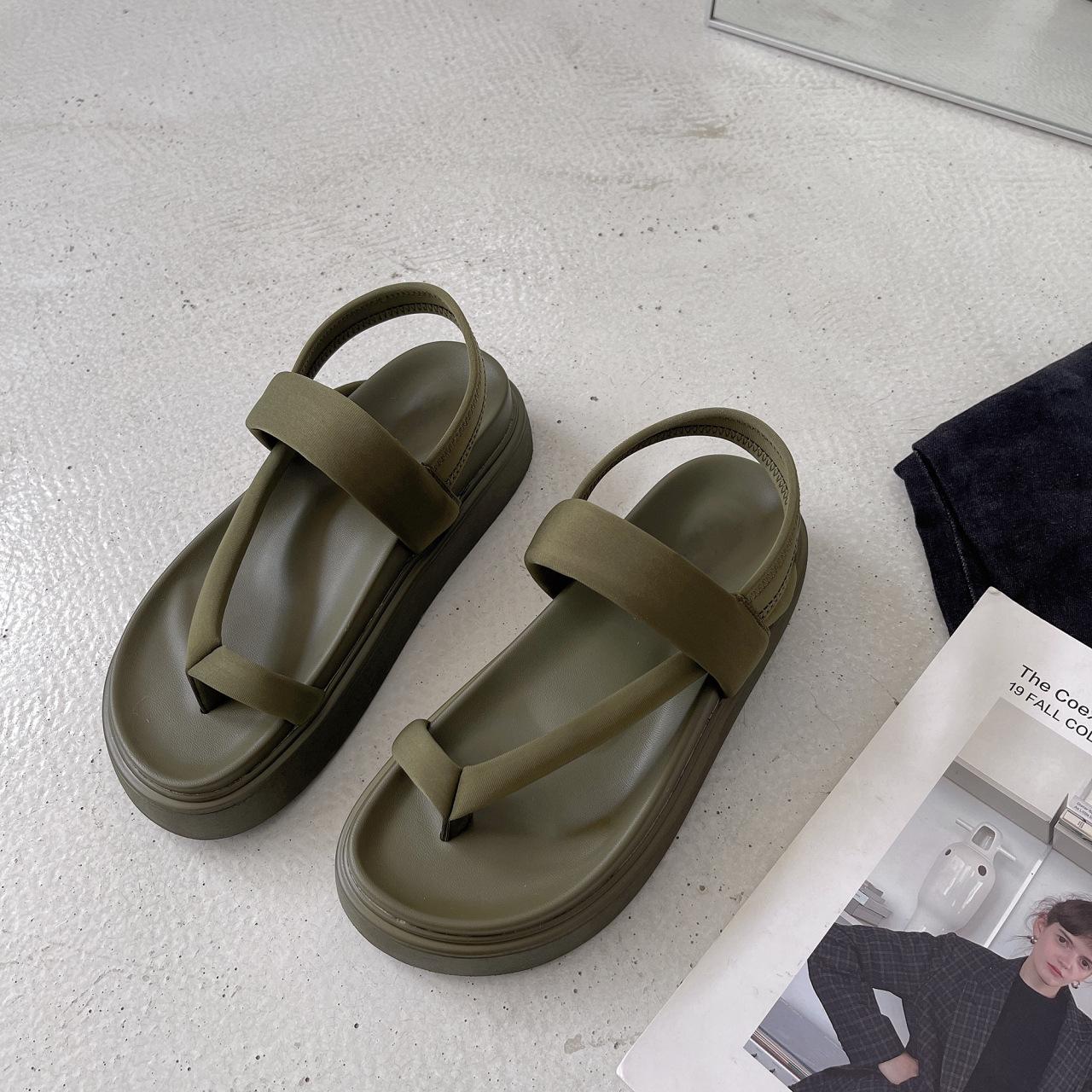 Мода 2025 Новые Корейский Стиль Девичьи Римские Сандалии на Толстой Подошве для Женщин Лето Осень Уличные Слипоны Плоская Обувь с Трендовыми Элементами 40
Мода 2025 Новые Корейский Стиль Девичьи Римские Сандалии на Толстой Подошве для Женщин Лето Осень Уличные Слипоны Плоская Обувь с Трендовыми Элементами 40