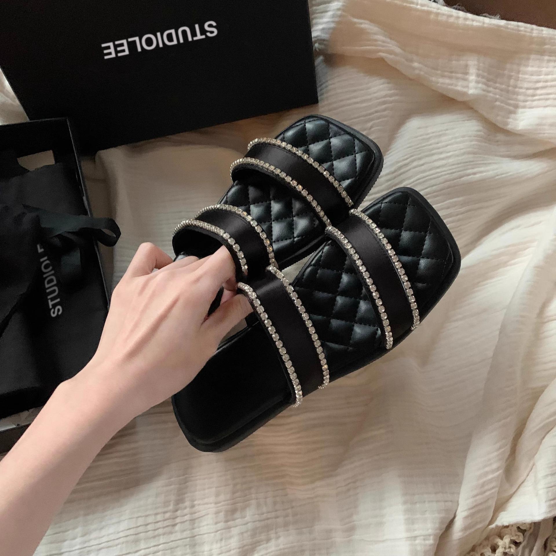 Cowhide version~ Rhinestone leather soft bottom silver one-word slippers women s rhombus pattern flat bottom half slippers small sandals 35 чёрный
Cowhide version~ Rhinestone leather soft bottom silver one-word slippers women s rhombus pattern flat bottom half slippers small sandals 35 чёрный