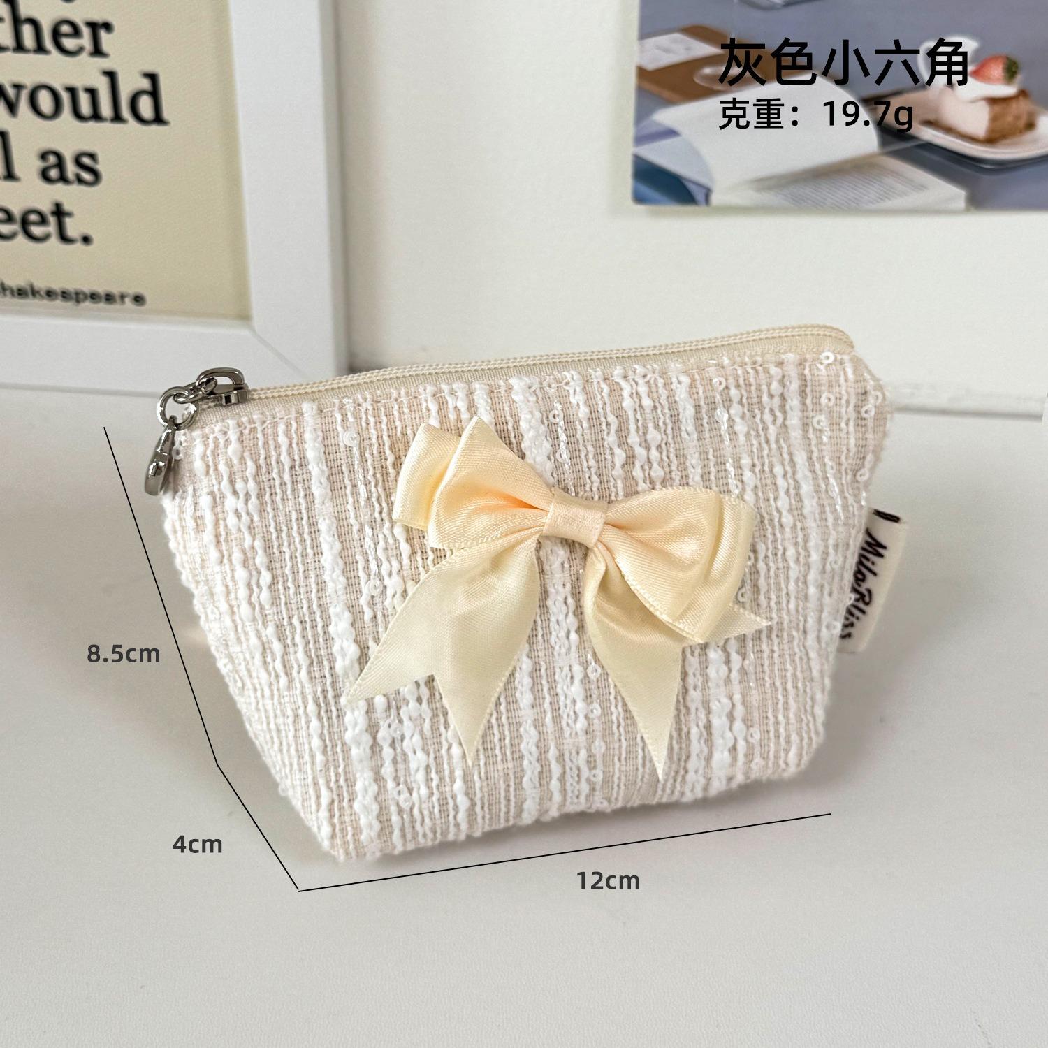 Xiaoxiangfeng bow change bag small bag with lipstick cosmetics storage bag girl cute mini bag
Xiaoxiangfeng bow change bag small bag with lipstick cosmetics storage bag girl cute mini bag