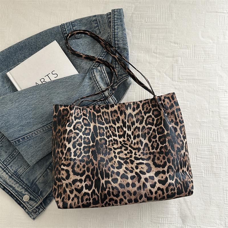 Большая вместительная сумка-тоут с леопардовым принтом в стиле ретро, простая модная сумка для поездок на работу, модная сумка через плечо коричневый
Большая вместительная сумка-тоут с леопардовым принтом в стиле ретро, простая модная сумка для поездок на работу, модная сумка через плечо коричневый