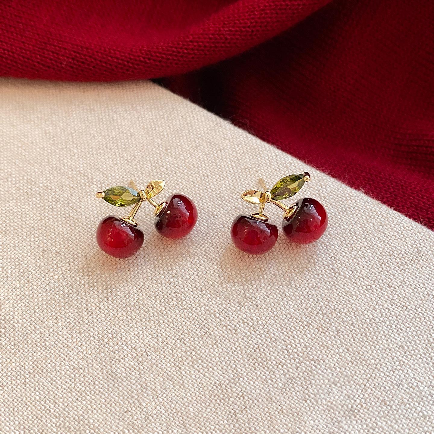 Silver Needle Diamond-Inlaid Cherry Resin Earrings: Light Luxury, Exquisite, Versatile, Fashionable Ear Studs for Women.
Silver Needle Diamond-Inlaid Cherry Resin Earrings: Light Luxury, Exquisite, Versatile, Fashionable Ear Studs for Women.