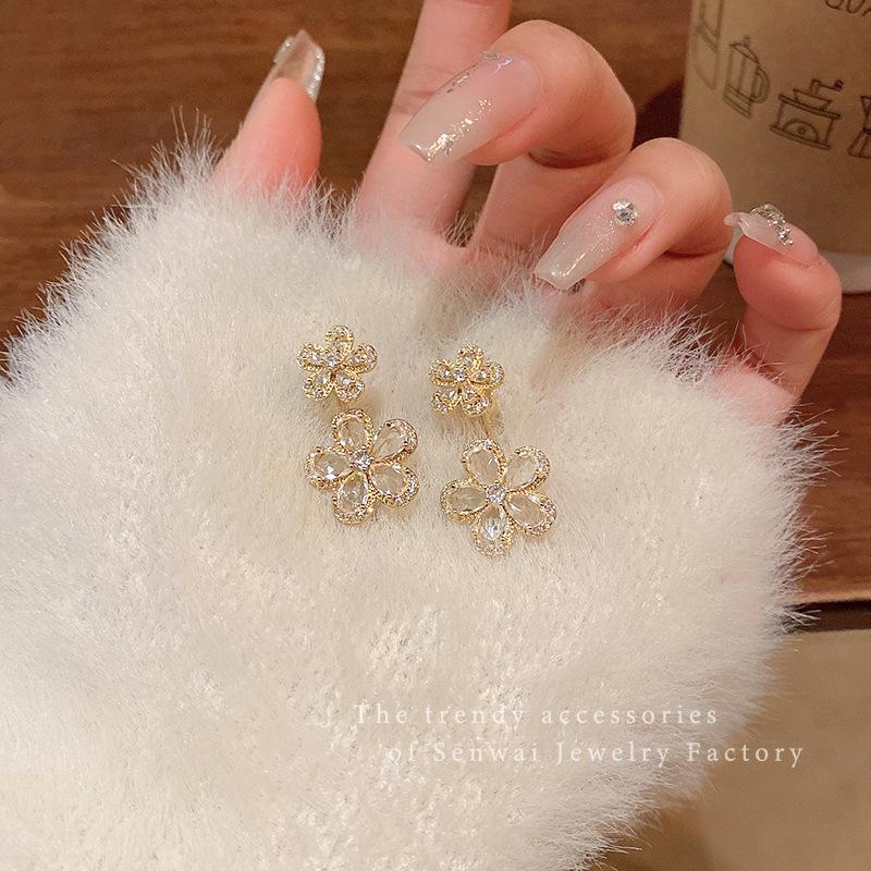 2025 Super Sparkling Zircon Flower Earrings Femininity Earrings Versatile Ears
2025 Super Sparkling Zircon Flower Earrings Femininity Earrings Versatile Ears