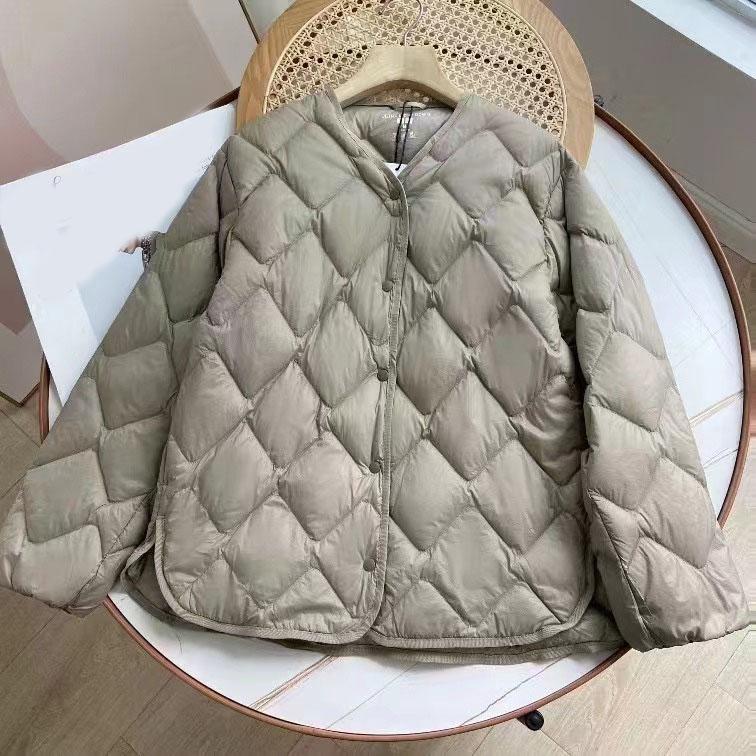 Осінь-зима Ультралегка м’яка пухова куртка без коміра з V-подібним вирізом Повсякденне коротке жіноче повсякденне вільне однобортне пальто з качиного пуху XXXL хакі
Осінь-зима Ультралегка м’яка пухова куртка без коміра з V-подібним вирізом Повсякденне коротке жіноче повсякденне вільне однобортне пальто з качиного пуху XXXL хакі