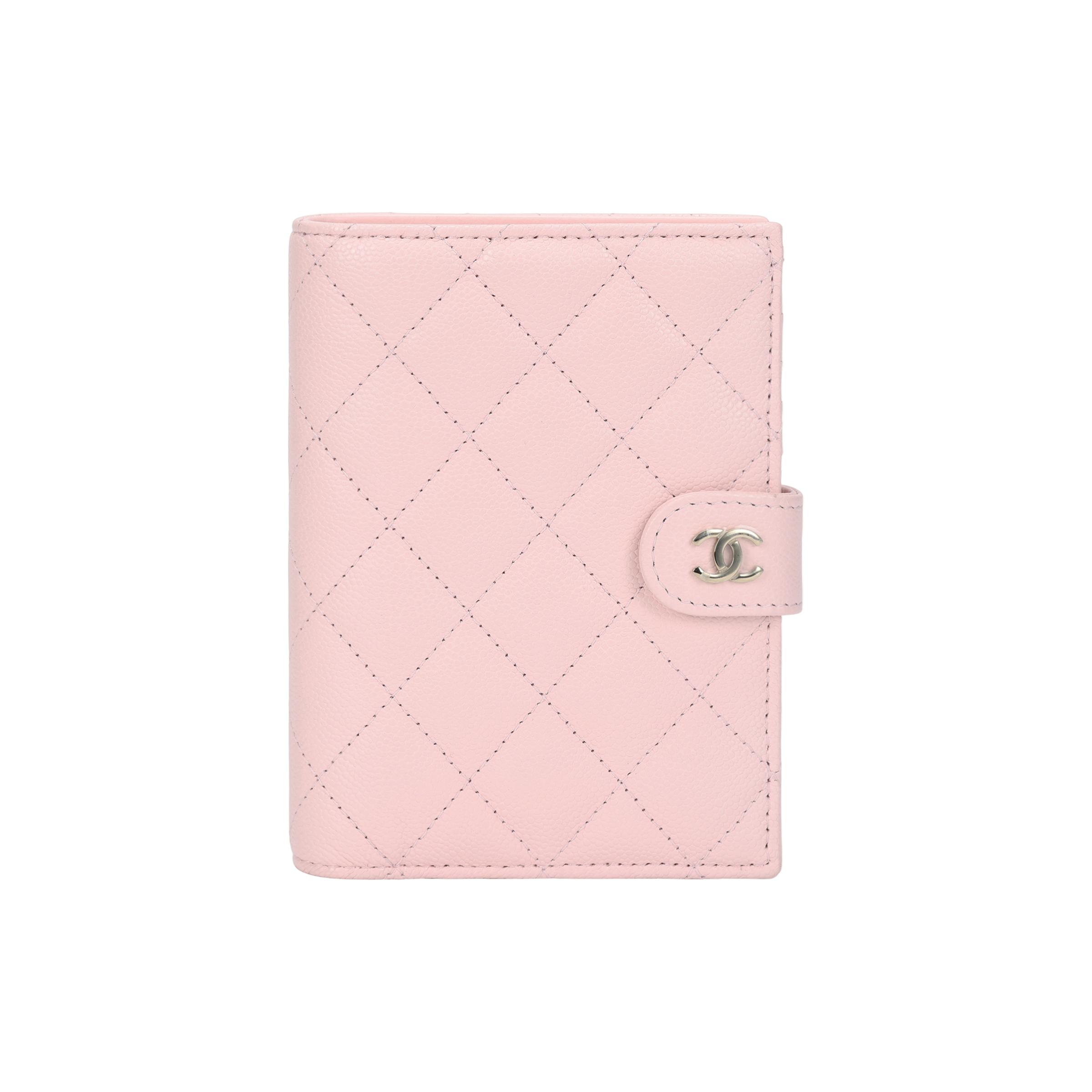 Chanel 24K Classic Double C Logo Quilted Glossy Grain Calfskin Passport Holder Women accessories Pink AP3791-B10583-NAGE0 Box(Basic Set+Box)
Chanel 24K Classic Double C Logo Quilted Glossy Grain Calfskin Passport Holder Women accessories Pink AP3791-B10583-NAGE0 Box(Basic Set+Box)