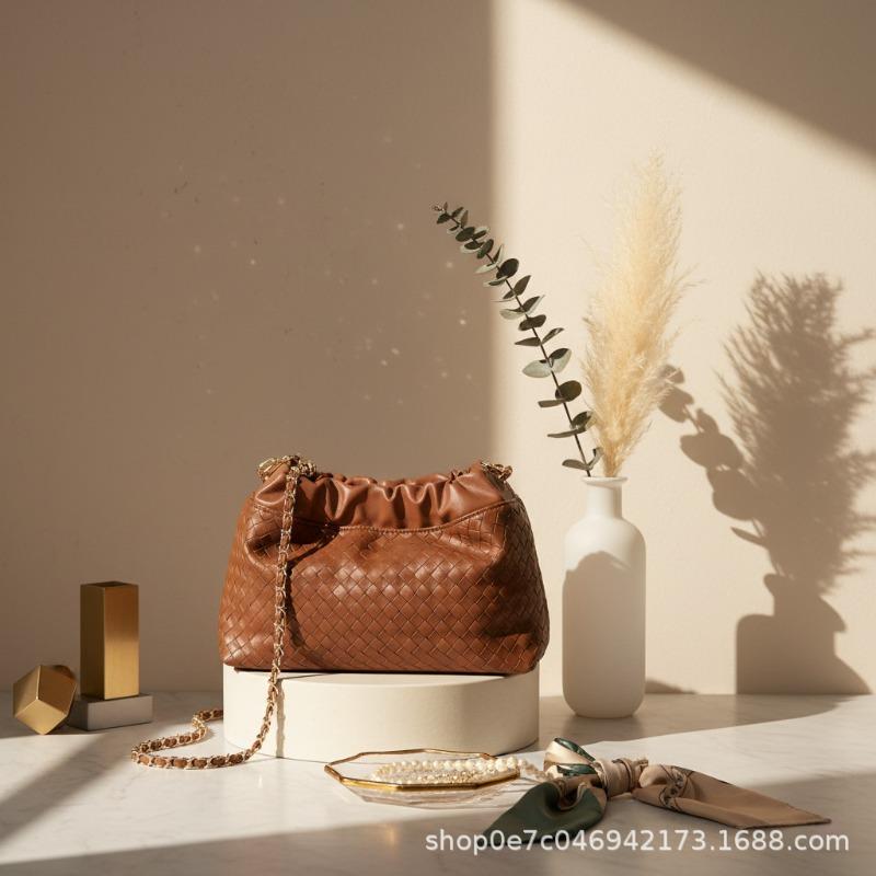 Chain bag women s pleated cloud bag fashion small gold ball woven plaid single shoulder messenger women s bag
Chain bag women s pleated cloud bag fashion small gold ball woven plaid single shoulder messenger women s bag