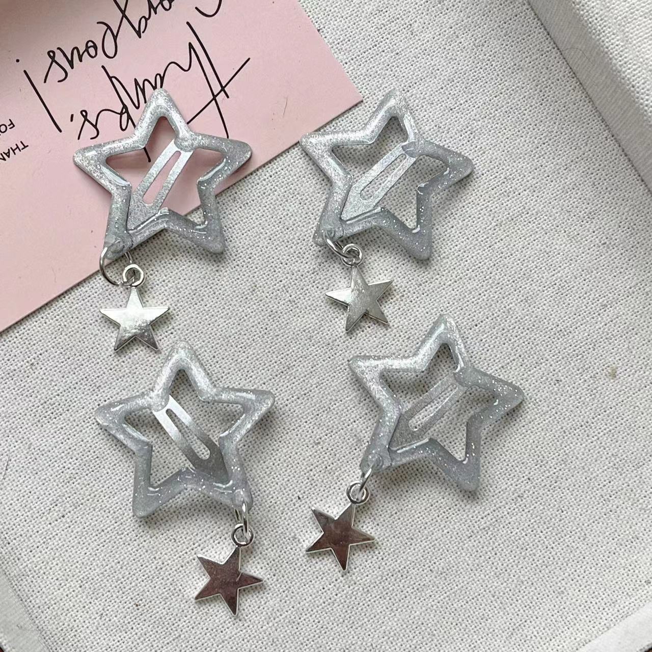 Silver Sparkling Pendant Star BB Clip Simple Exquisite Cute Girl Heart Pentagram Harajuku Fringe Clip Headwear Hair Accessories
Silver Sparkling Pendant Star BB Clip Simple Exquisite Cute Girl Heart Pentagram Harajuku Fringe Clip Headwear Hair Accessories