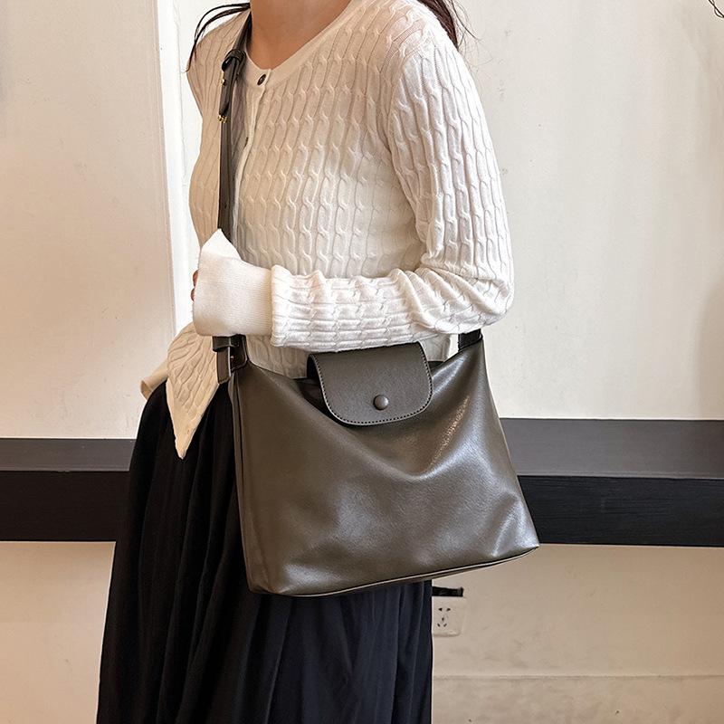 Retro large-capacity pleated bag women s 2025 new winter work commuter tote bag casual chain shoulder bag 30*10*22 зелёный
Retro large-capacity pleated bag women s 2025 new winter work commuter tote bag casual chain shoulder bag 30*10*22 зелёный