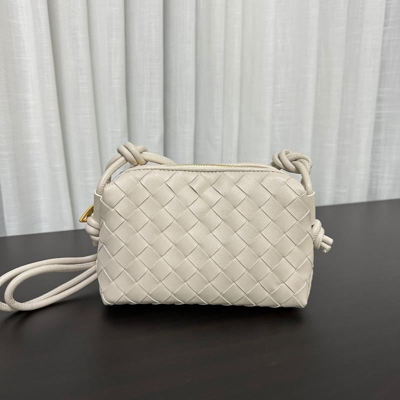 Genuine leather handwoven bag women s versatile small square bag women s mini mobile phone bag casual cowhide shoulder messenger bag 20*14*9cm
Genuine leather handwoven bag women s versatile small square bag women s mini mobile phone bag casual cowhide shoulder messenger bag 20*14*9cm