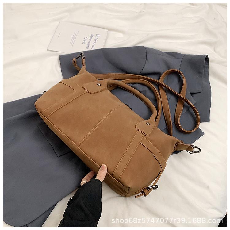 Korean version of retro large-capacity bag women s 2025 autumn and winter new fashion matte tote bag student class commuter bag
Korean version of retro large-capacity bag women s 2025 autumn and winter new fashion matte tote bag student class commuter bag