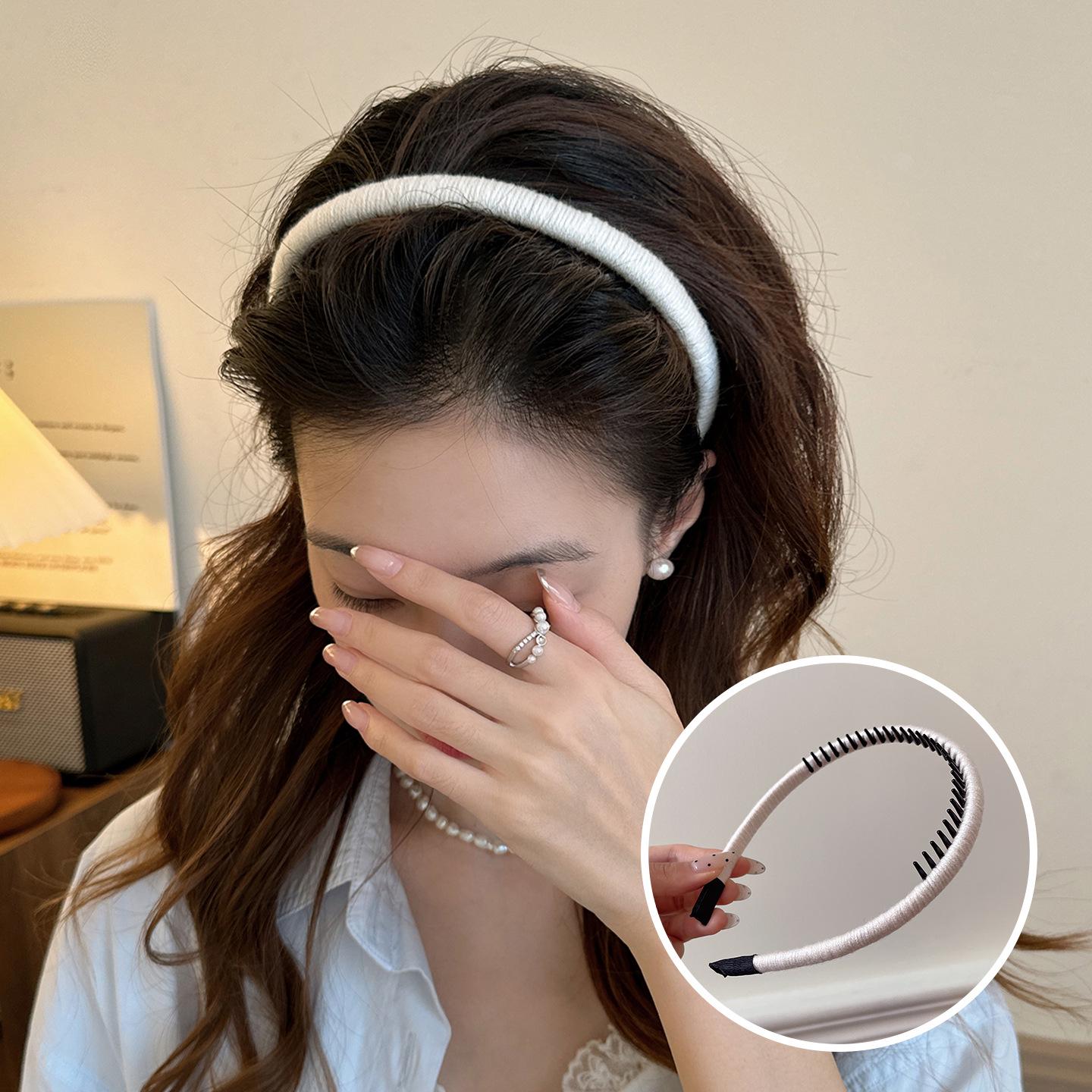 Korean Retro Non-Slip Toothed Headband for Women – Instantly Elevate Forehead, Slim Face, and Securely Hold Hair. білий
Korean Retro Non-Slip Toothed Headband for Women – Instantly Elevate Forehead, Slim Face, and Securely Hold Hair. білий