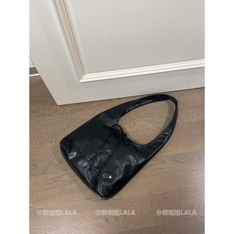 Commuter migrant worker large-capacity shoulder bag niche new triangular tote bag spring and summer new leisure bag чорний
Commuter migrant worker large-capacity shoulder bag niche new triangular tote bag spring and summer new leisure bag чорний