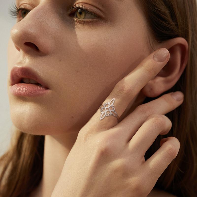 Креативный дизайн Sense of The Lady s Ring, легкое роскошное кольцо с полым узором Wind, модное ювелирное кольцо из сплава для женщин
Креативный дизайн Sense of The Lady s Ring, легкое роскошное кольцо с полым узором Wind, модное ювелирное кольцо из сплава для женщин