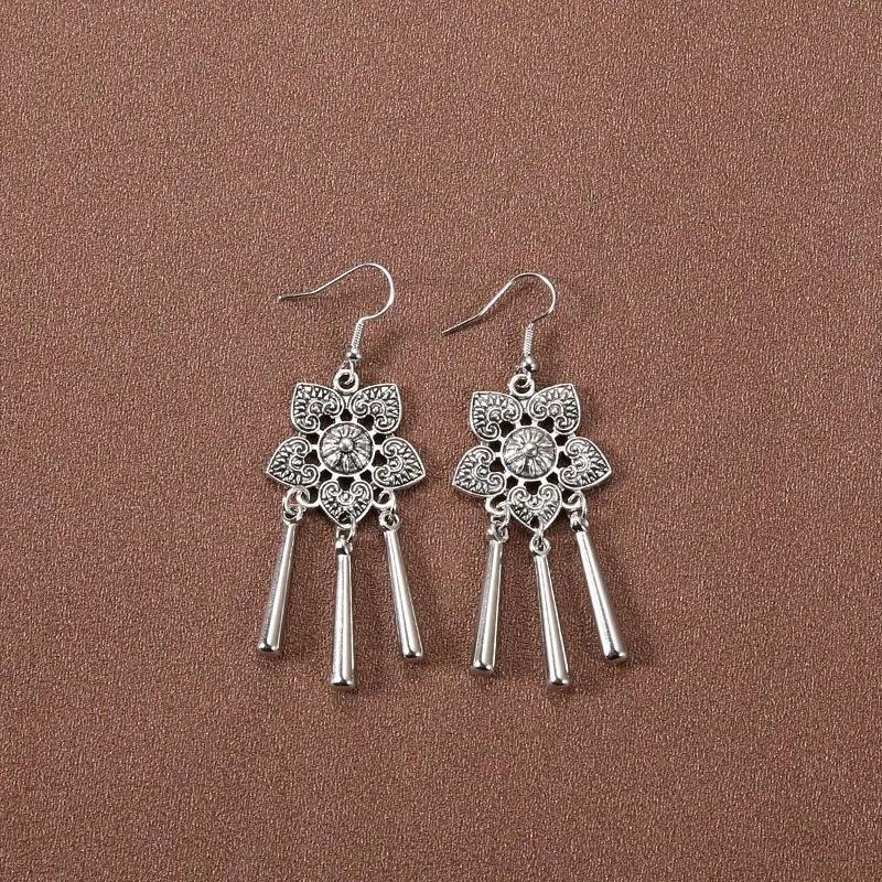 Vintage Style Floral Dangle Earrings with Intricate Engraving and Three Hanging Rods Lightweight Metal Hook Earrings for Women One Size белый
Vintage Style Floral Dangle Earrings with Intricate Engraving and Three Hanging Rods Lightweight Metal Hook Earrings for Women One Size белый