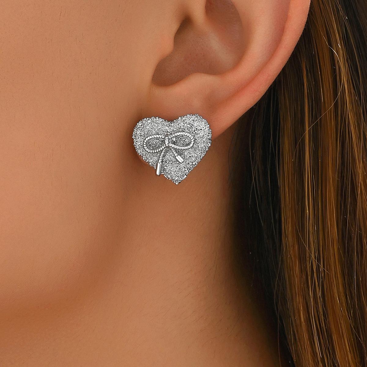Simple love earrings women s light luxury heart-shaped bow design earrings versatile earrings wholesale
Simple love earrings women s light luxury heart-shaped bow design earrings versatile earrings wholesale