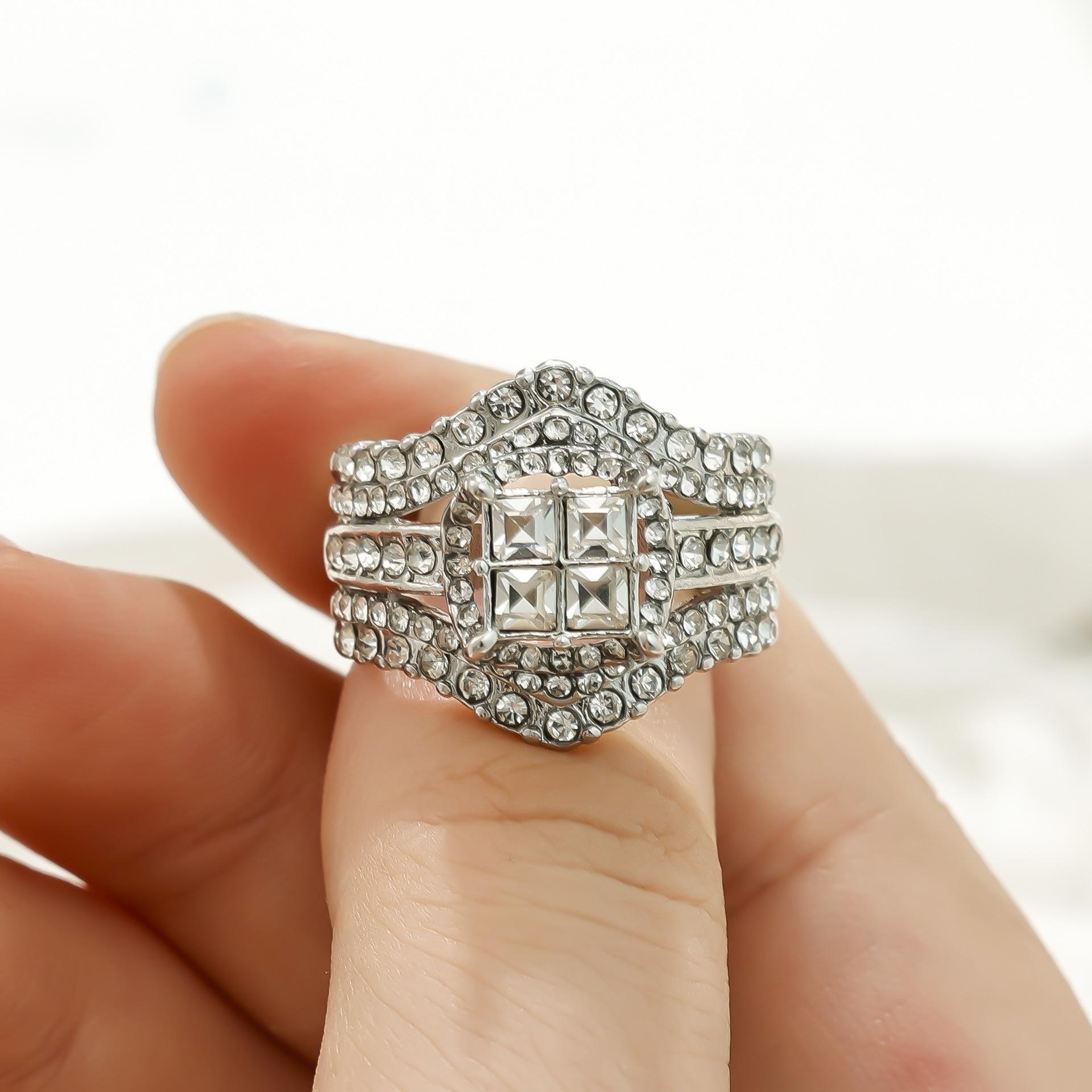 Zircon simulation ring double-layer two-in-one super flash ring women s square splicing crown ring No. 6 серебряный
Zircon simulation ring double-layer two-in-one super flash ring women s square splicing crown ring No. 6 серебряный