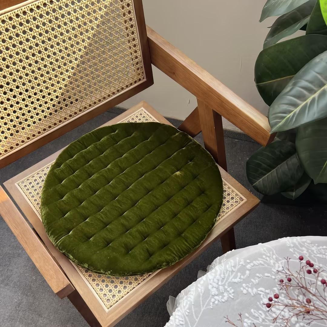 Velvet hard sponge seat cushion office hip cushion bed and breakfast bedroom autumn and winter stool fart cushion chair cushion 43*43CM
Velvet hard sponge seat cushion office hip cushion bed and breakfast bedroom autumn and winter stool fart cushion chair cushion 43*43CM