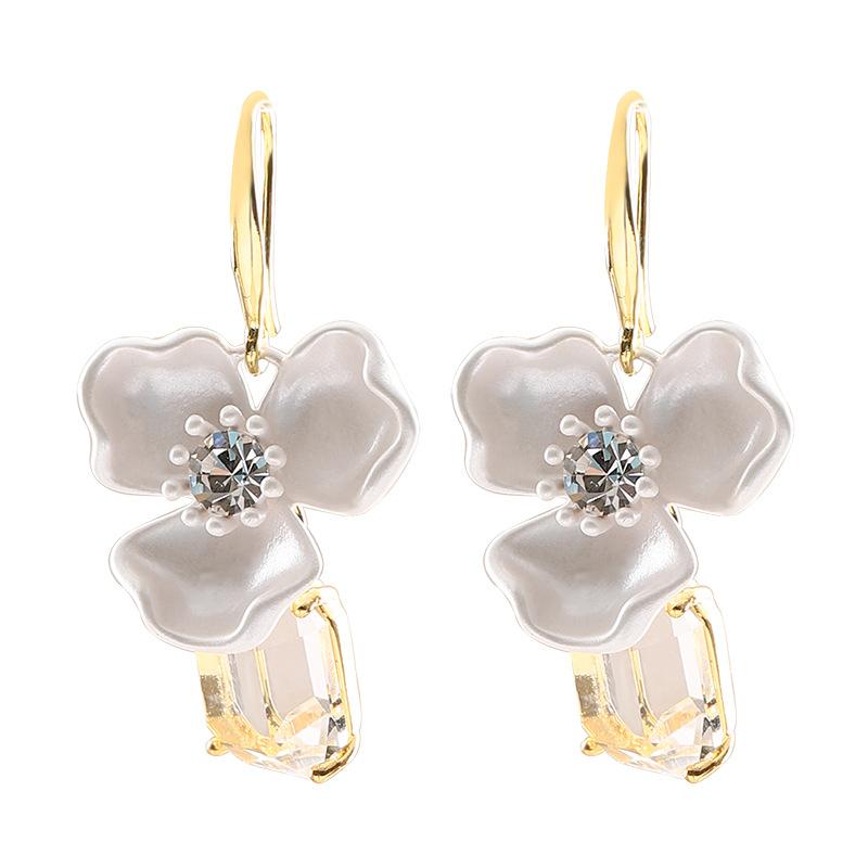 Fashion exquisite fairy wind super transparent glass crystal three-dimensional flower earrings light luxury simple high-end earrings
Fashion exquisite fairy wind super transparent glass crystal three-dimensional flower earrings light luxury simple high-end earrings