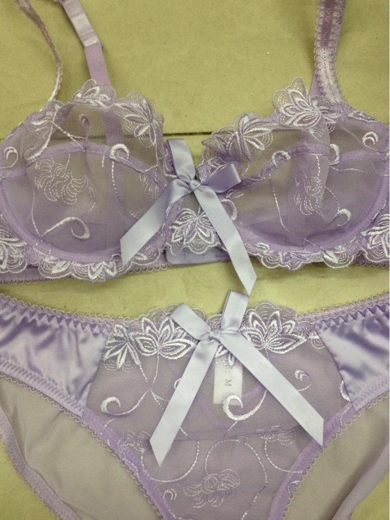 Европейский и американский ультратонкий вышитый кружевной комплект бюстгальтера - Дышащее, сексуальное женское нижнее белье больших размеров 95D фиолетовый
Европейский и американский ультратонкий вышитый кружевной комплект бюстгальтера - Дышащее, сексуальное женское нижнее белье больших размеров 95D фиолетовый