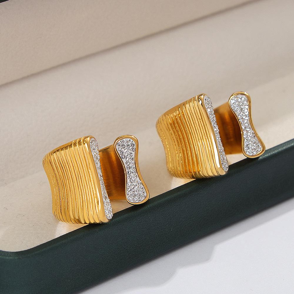 18k Gold Plated Titanium Steel Open Ring with Shell Texture and Inlaid Zircon for Women Size 6
18k Gold Plated Titanium Steel Open Ring with Shell Texture and Inlaid Zircon for Women Size 6