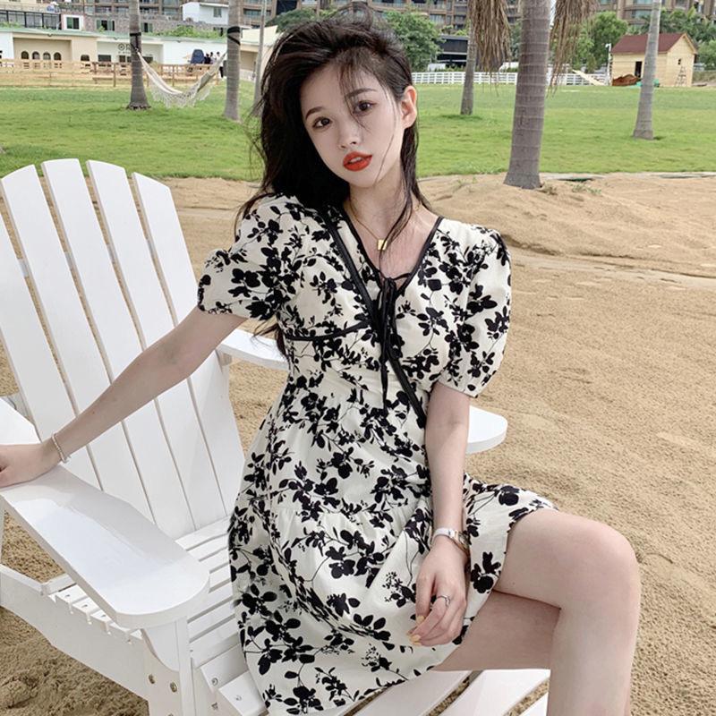 Women s Elegant Dress for Women In Summer New Retro French V-neck Floral Waist-hugging Short-sleeved Skirt S
Women s Elegant Dress for Women In Summer New Retro French V-neck Floral Waist-hugging Short-sleeved Skirt S