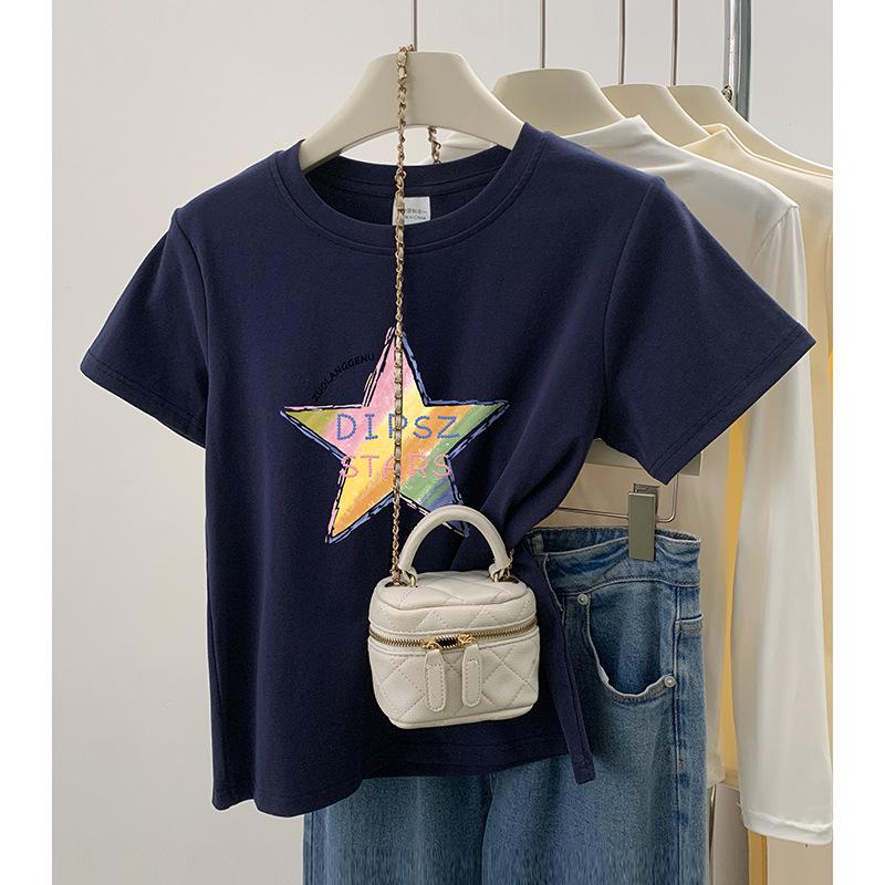 2024 Женская приталенная футболка с круглым вырезом и коротким рукавом с принтом Medium темно-синий
2024 Женская приталенная футболка с круглым вырезом и коротким рукавом с принтом Medium темно-синий