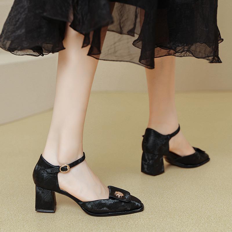 Baotou sandals women s new silver one-word buckle with square head high heels thick heel hollow single shoes 39 чорний
Baotou sandals women s new silver one-word buckle with square head high heels thick heel hollow single shoes 39 чорний