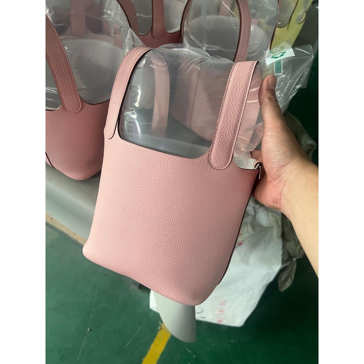Cross-border special lychee pattern vegetable wax line basket bag high-quality first-layer cowhide all-steel hardware portable bucket bag 18CM світло-рожевий колір
Cross-border special lychee pattern vegetable wax line basket bag high-quality first-layer cowhide all-steel hardware portable bucket bag 18CM світло-рожевий колір