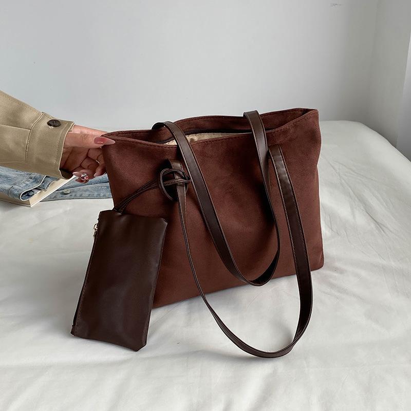 Замшевая сумка-тоут женская новая повседневная универсальная сумка на плечо с мягкой поверхностью модная модная сумка для мамы и ребенка
Замшевая сумка-тоут женская новая повседневная универсальная сумка на плечо с мягкой поверхностью модная модная сумка для мамы и ребенка