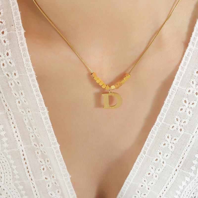 Hip Hop Tide English D Letter Icon Personality Ожерелье из титановой стали с покрытием из 18-каратного золота Универсальная индивидуальная цепочка из змеиной кости Ювелирные изделия