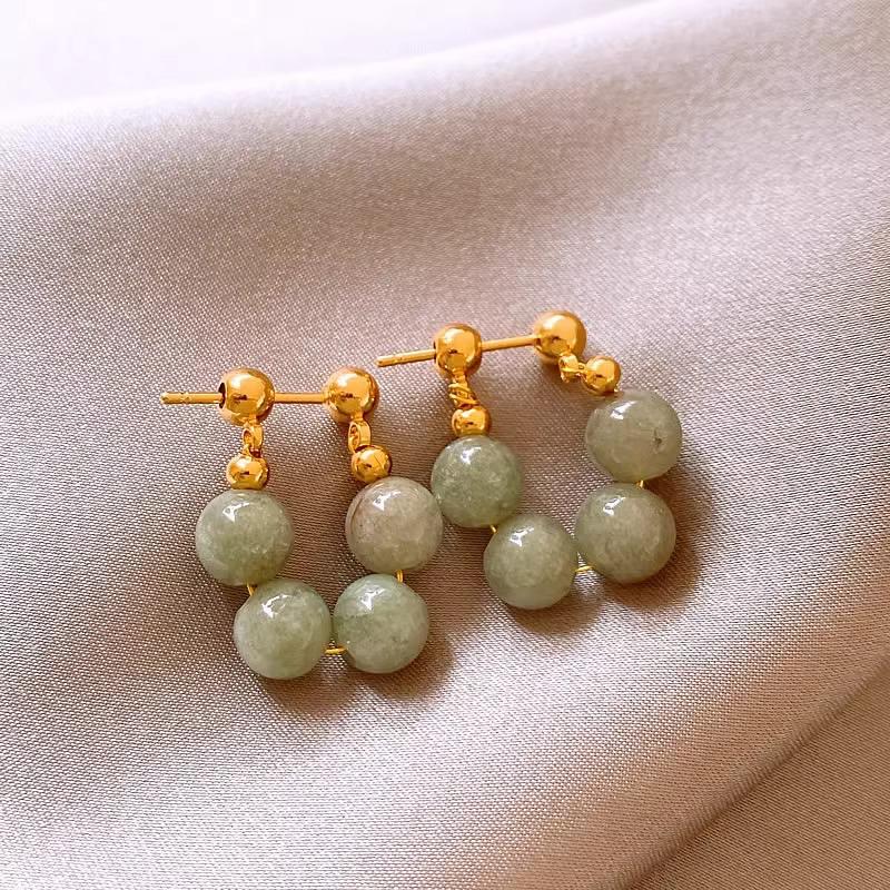 Elegant Silver Needle Jade Imitation Earrings: Women s Fashionable Ancient Style Round Bead Studs
Elegant Silver Needle Jade Imitation Earrings: Women s Fashionable Ancient Style Round Bead Studs