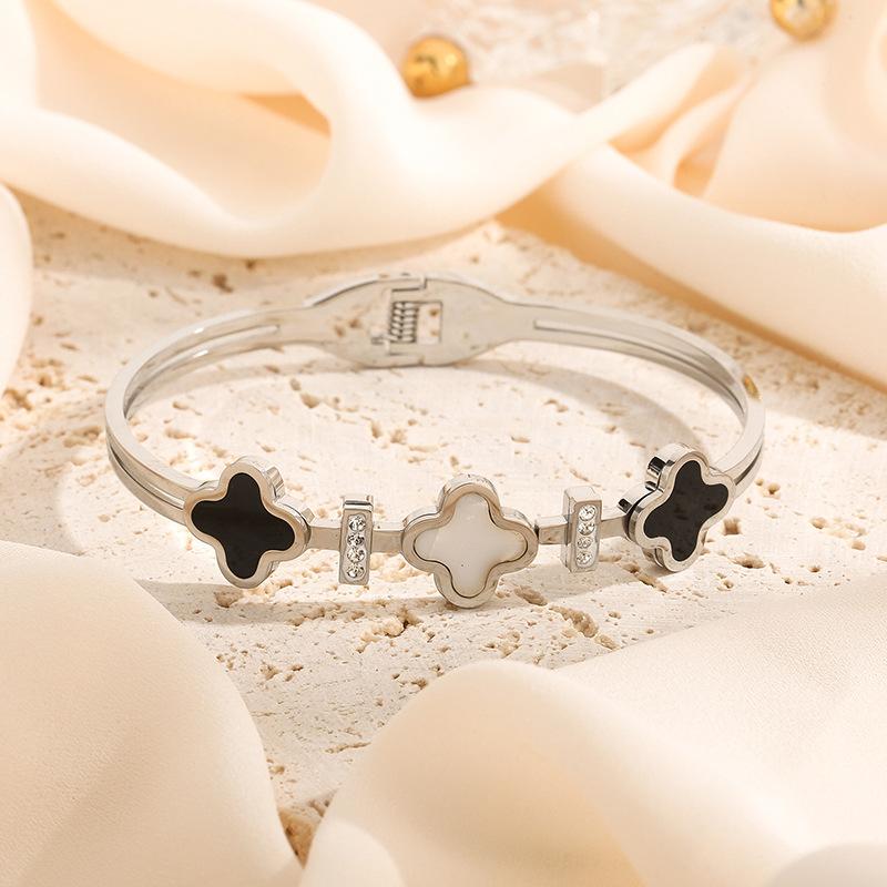 Модный и высококлассный браслет из титановой стали с четырехлистным клевером, черно-белый
Модный и высококлассный браслет из титановой стали с четырехлистным клевером, черно-белый