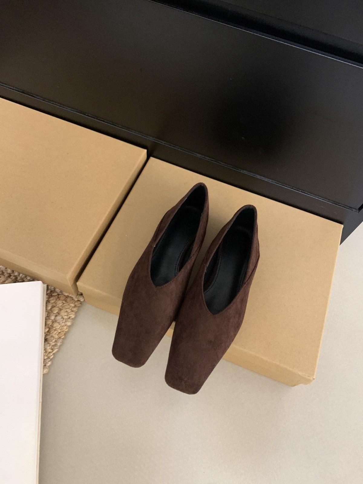 Французские ретро-замшевые туфли с квадратной головкой и неглубоким носком, женские туфли 2024 года, новые осенние туфли на плоской подошве для поездок на работу 39 темно-коричневого
Французские ретро-замшевые туфли с квадратной головкой и неглубоким носком, женские туфли 2024 года, новые осенние туфли на плоской подошве для поездок на работу 39 темно-коричневого