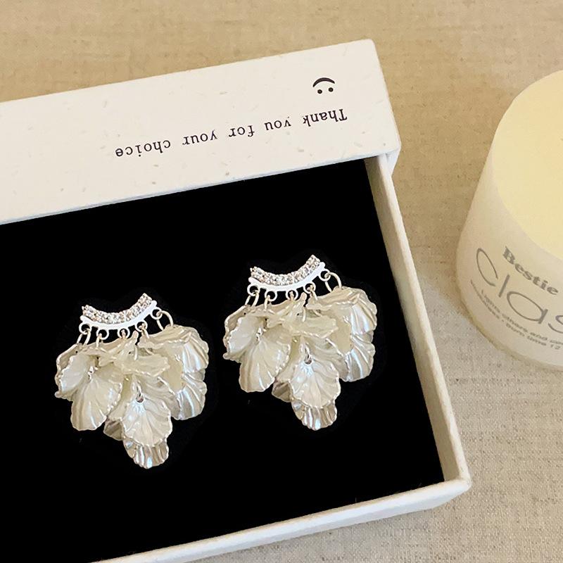 Women s Simple and Fashionable Versatile Shell Flower Tassel Earrings 1 pair of earrings
Women s Simple and Fashionable Versatile Shell Flower Tassel Earrings 1 pair of earrings