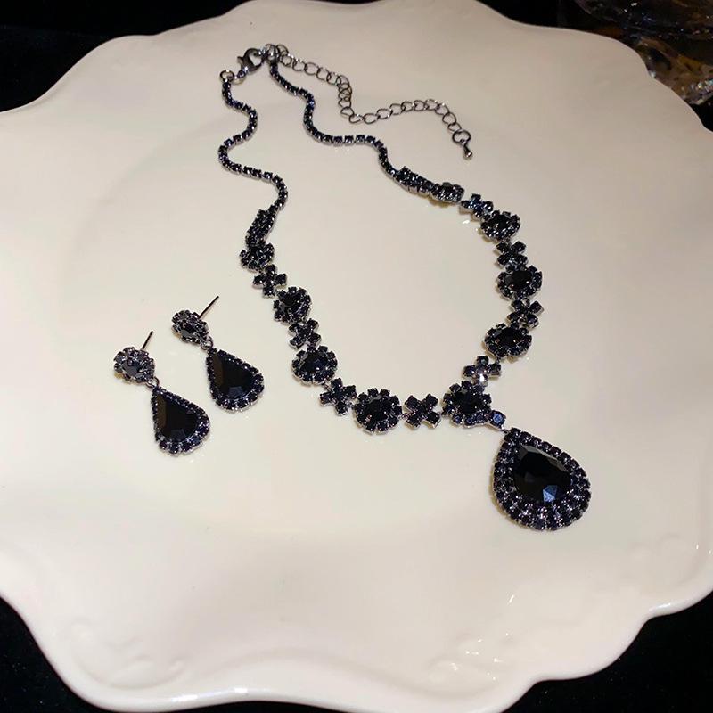 Diamond splicing water drop pendant earrings necklace set European and American light luxury temperament collarbone chain jewelry women
Diamond splicing water drop pendant earrings necklace set European and American light luxury temperament collarbone chain jewelry women