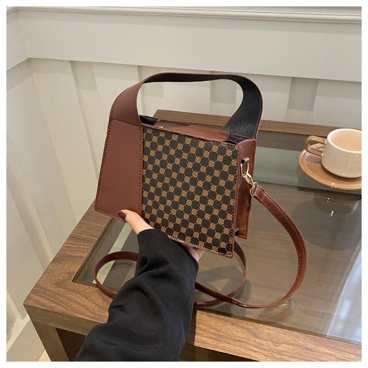 Проста іноземна повсякденна ретро 2024 літня літня нова модна портативна маленька квадратна жіноча сумка на одне плече через плече темно-коричневого кольору
Проста іноземна повсякденна ретро 2024 літня літня нова модна портативна маленька квадратна жіноча сумка на одне плече через плече темно-коричневого кольору