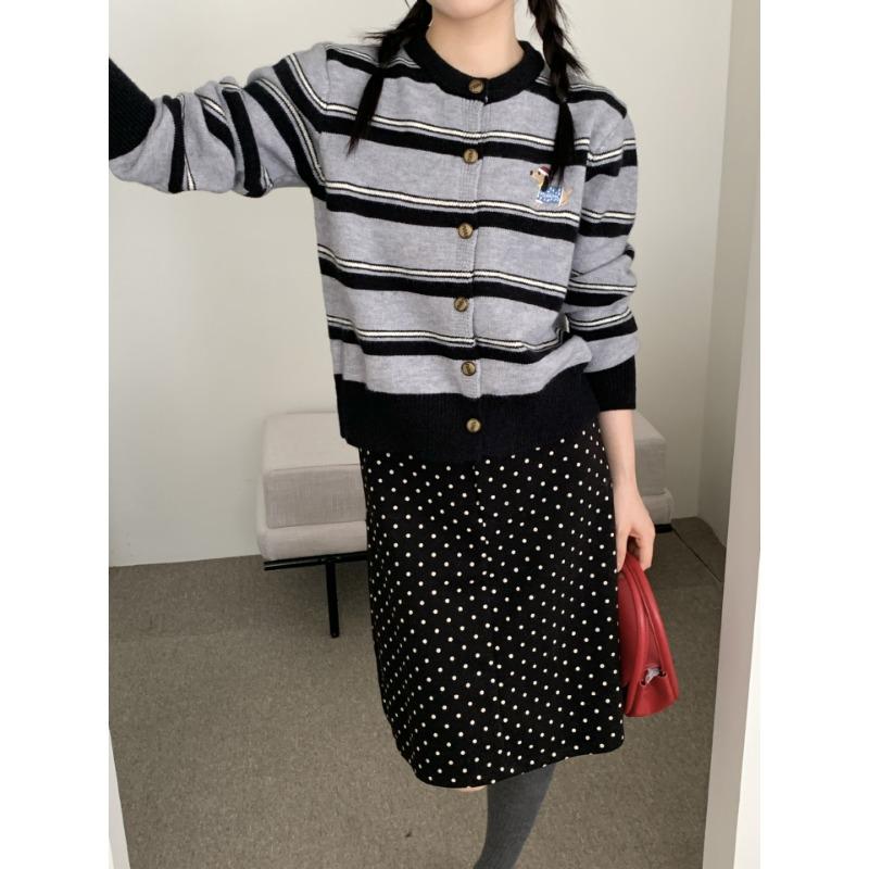 Autumn and winter striped knitted cardigan for women to wear with retro puppy embroidery contrasting color lazy wind coat one size fits all
Autumn and winter striped knitted cardigan for women to wear with retro puppy embroidery contrasting color lazy wind coat one size fits all