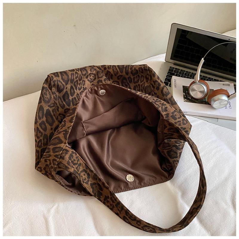 armpit bag large-capacity bag women s new leopard print shoulder bag simple premium tote bag
armpit bag large-capacity bag women s new leopard print shoulder bag simple premium tote bag