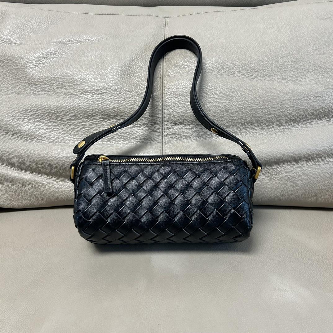 2024 / Leather Shoulder Underarm Women s Bag Weaving Trend Retro Handheld Camera Casual Crossbody Pen Holder 23x13.5x13.5cm чорний
2024 / Leather Shoulder Underarm Women s Bag Weaving Trend Retro Handheld Camera Casual Crossbody Pen Holder 23x13.5x13.5cm чорний