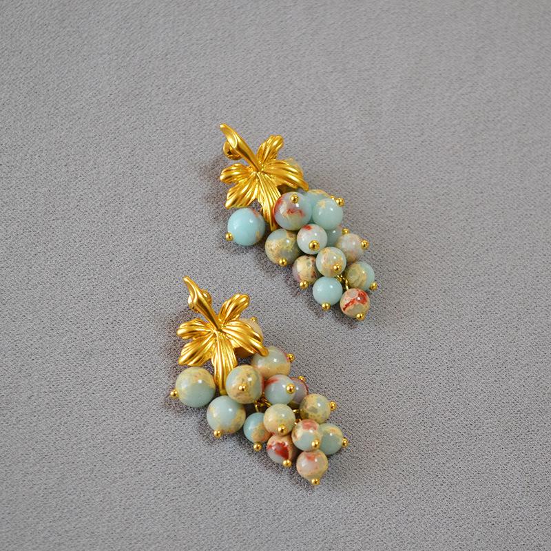 Retro Literary Stone Beaded Leaves Grape Pearl French Niche Temperament 925 Silver Needle Earrings Earrings
Retro Literary Stone Beaded Leaves Grape Pearl French Niche Temperament 925 Silver Needle Earrings Earrings