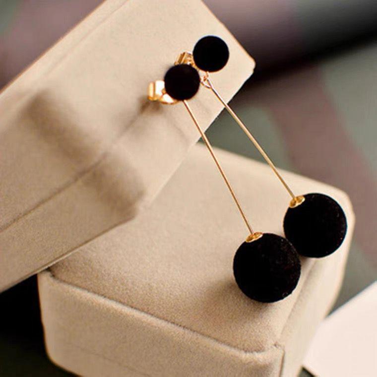 Korean Black Velvet Ball Long Pendant Earrings for Women - Simple Autumn/Winter Design Wine Red Glossy
Korean Black Velvet Ball Long Pendant Earrings for Women - Simple Autumn/Winter Design Wine Red Glossy