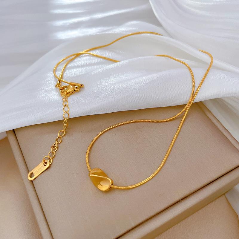 Twisted Beans Personality Minimalist Wind Furnace Real Gold Necklace Female Collarbone Chain
Twisted Beans Personality Minimalist Wind Furnace Real Gold Necklace Female Collarbone Chain